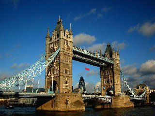 Tato fotografie byla zveřejněna v anglických novinách The Sun (obdoba našeho Blesku).<br />
Článek se jmenoval "Mars attacks" (Mars útočí)<br />
a celý byl v duchu červených mužíčků z Marsu.<br />
Někdo si myslí, že jsou zelení... kdo se v tom má vyznat? :-)