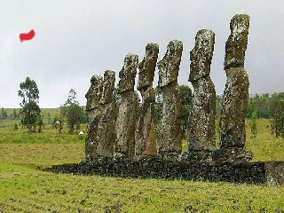Velikonoční ostrovy... sochy Moay. Těchhle sedm kameňáků se otočilo za červeným úkazem a jsou tak jediní ze všech,kteří jsou otočeni "tváří" k moři. Tento úkaz můžete spatřit na ostrově Ahu Akivi. Zdroj "tajný".  