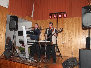 K poslechu, tanci a táboráku zahrála skupina Song.