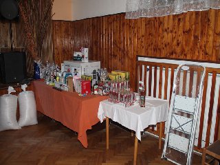 .. a potom stav tomboly v půlce plesu. Kdo najde 23 rozdílů, dostává volňásky na příští ostatky.