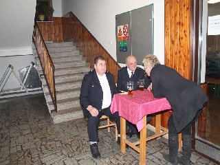 „Tak vážení, my teďkon tady zhasneme hlavní rozvaděč a kdo to vzal, ať to tam za tmy vrátí, je to jasný?”