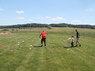 Disciplína: Koulení obřích koulí.