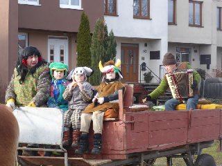 Koně jsou to moc pěkní,jen ten kočí je nějakej divnej :-) Na této forografii můžeme také vidět nejmladší a nejstarší účastníky průvodu.