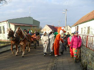 Do průvodu se nenápadně vmísila maska lišky a během dne po obci sjednala 16 spoření s liškou...i zde ji vidíte v akci.