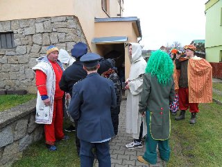 Občerstvení pod přísným dohledem velitele hasičů,t.č. v přestrojení za Ivánka.