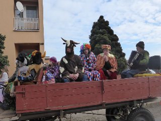 Vyčerpání se nakonec projevilo i na ostatních,jen pan Pivoňka vesele hrál a zpíval...Ti mladí zkrátka nic nevydrží.-)<br />
Každopádně ještě jednou všem děkujeme za účast v masopustním průvodu.