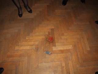 Jedna z masek nechala otisk na podlaze.