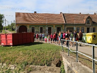 A po 9 vyrážíme kolem bývalé školky