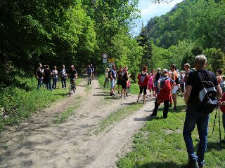 Na rozcestí u Senoradského mlýna, rozhodování další cesty na velkou skálu buď broděním nebo přes most