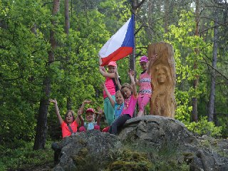 U prostřelené skály i vlastenecky vlajkou zamáváme