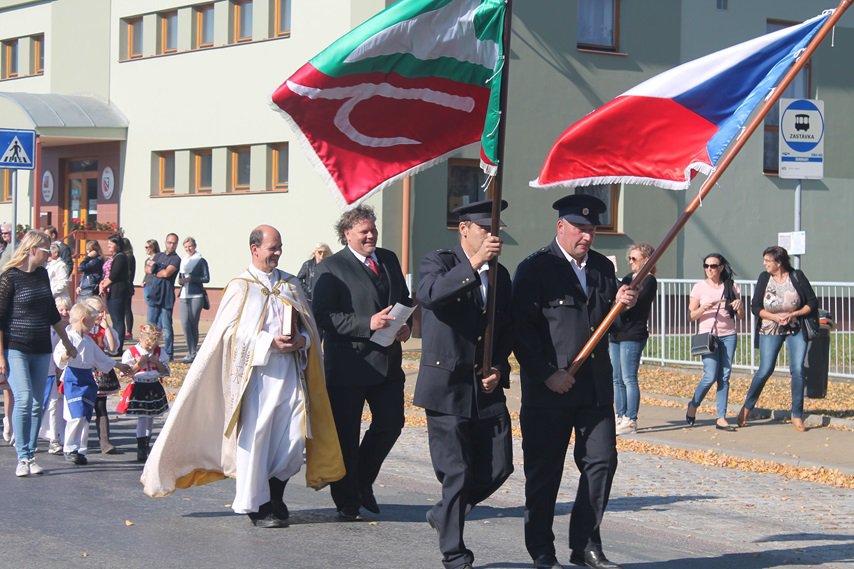 Oslavy byly zahájeny průvodem od obecního úřadu. V čele průvodu jde starosta obce Vladimír Novák a otec Petr Václavek.