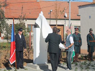 Po projevu byl starostou obce a panem Gabrielem Kopečkem pomník slavnostně odhalen.