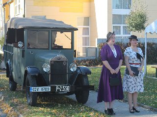 Dobové vozidlo četnictva.