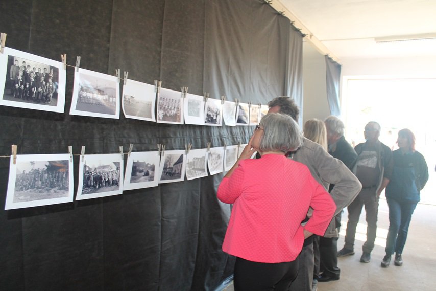Výstava fotografií z historie obce Senorady v obecní hasičce.