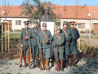 Doufejme, že požehnání otce Petra a úcta k prezidentu zakladateli nám zachovají tuto bustu i pro další generace.
