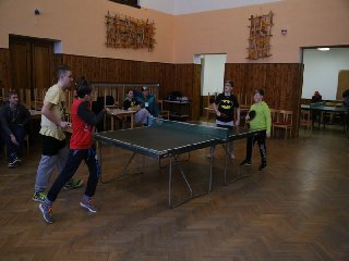 Ti mladší preferují čtyřhru