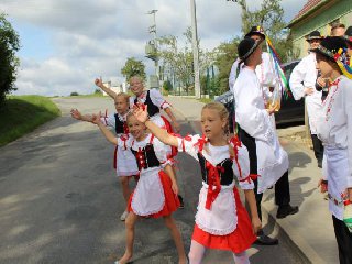 A zastavovala se i projíždějící vozidla.